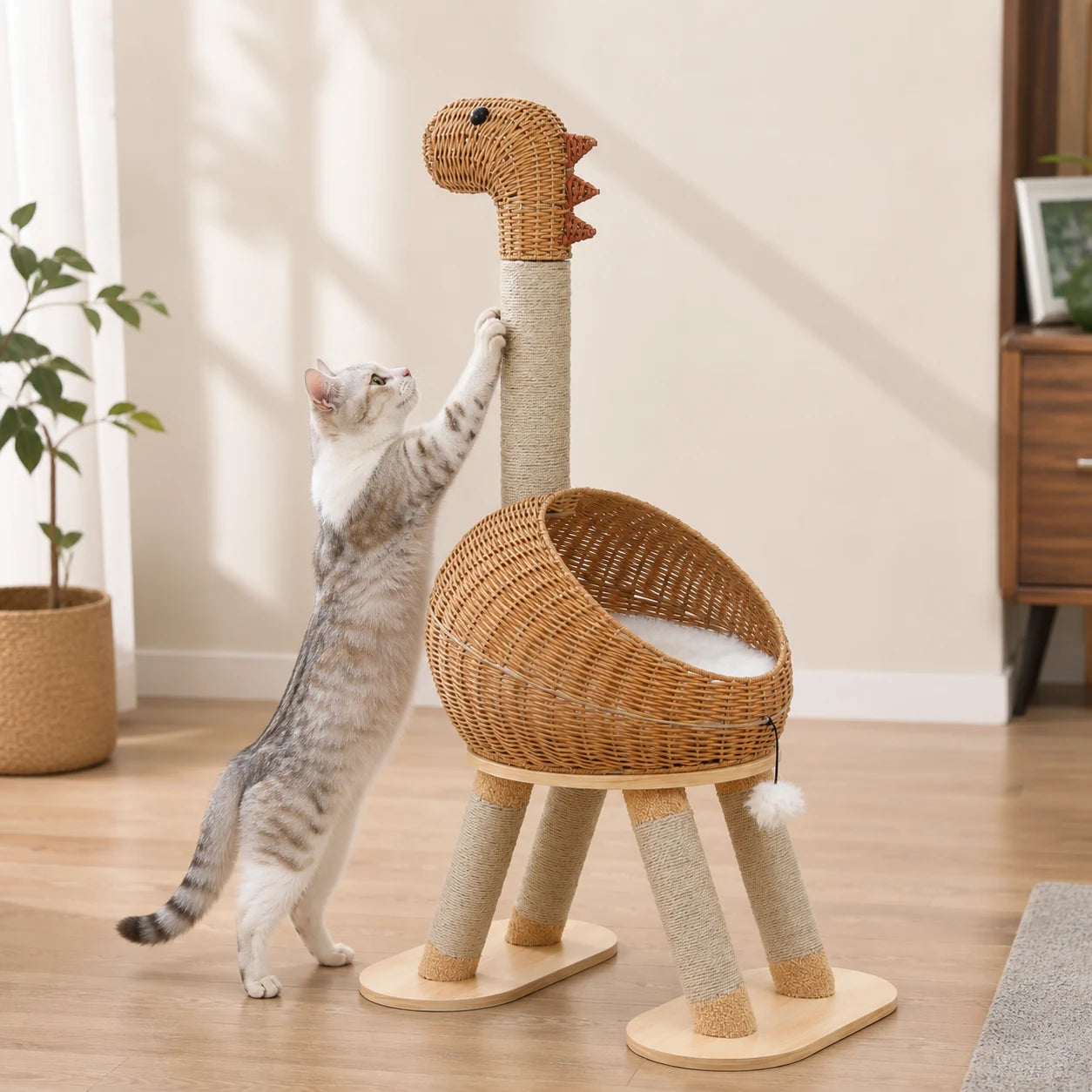 Chat faisant ses griffes sur le long poteau en sisal du dinosaure
