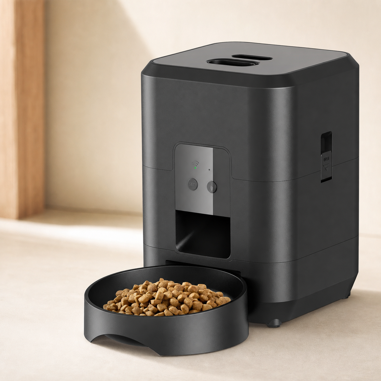 Distributeur automatique connecté de 2 L en coloris noir avec sa gamelle