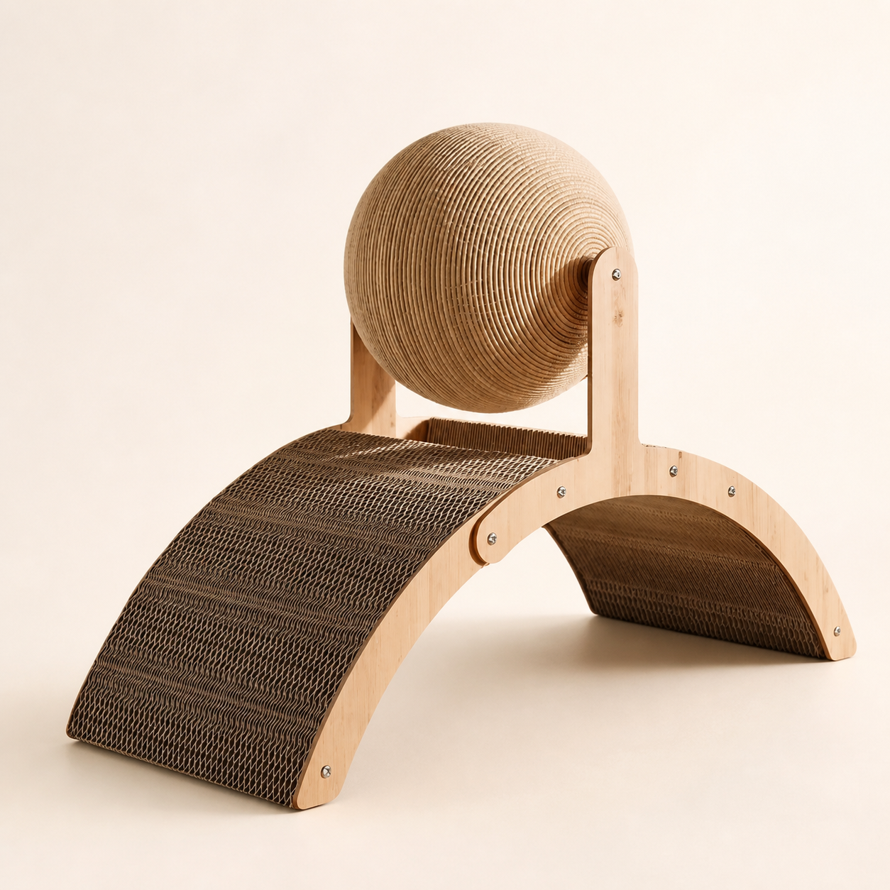 Griffoir en bois avec balle en sisal pour chat — Bois naturel
