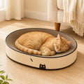 Griffoir ovale en carton avec couchage utilisé par un chat
