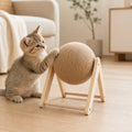 Petite balle griffoir en sisal avec un chaton