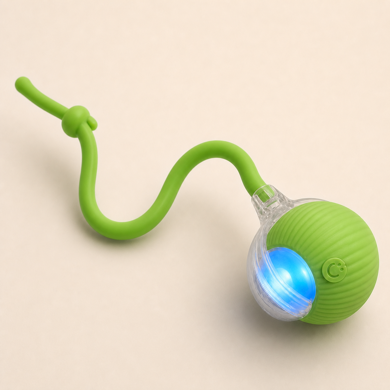 Balle interactive entièrement verte avec queue assortie pour chat